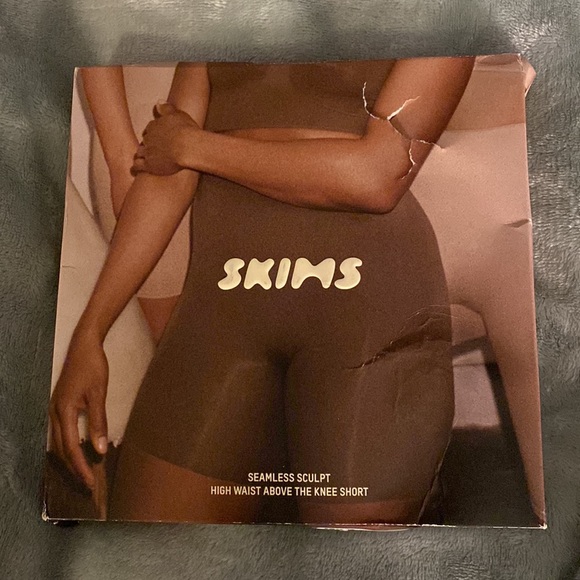 SKIMS Seamless Sculpt High-Waisted Above The Knee Short in Mica - Size Small - Picture 8 of 9